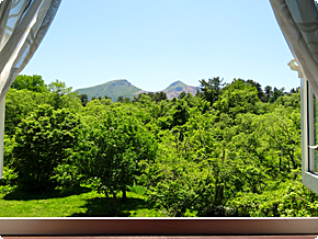 館内から見た夏の磐梯山