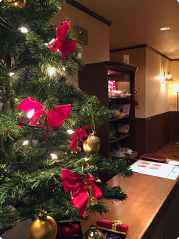 ペンション蛍のフロントに飾られたクリスマスツリー
