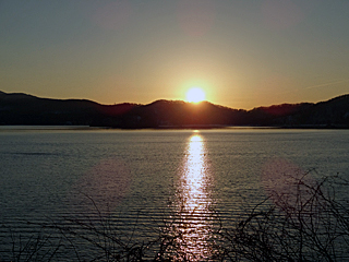 桧原湖での日の入